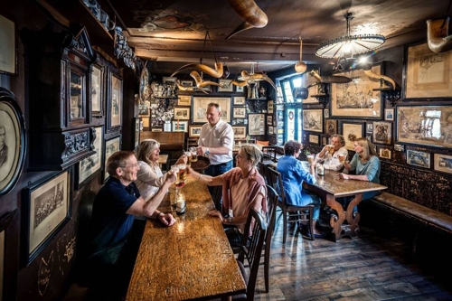 Zum Roten Ochsen: Tradition und Genuss in Heidelberg