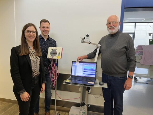 Spende für lebenswichtiges medizinisches Gerät durch Frießinger Mühle