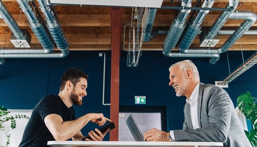 So kommen Sie im Job mit anderen Generationen in Kontakt