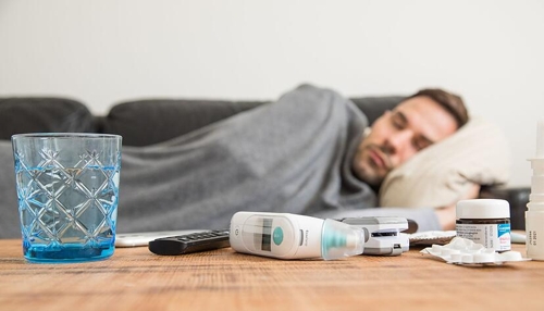 Muss ich im Bett liegen, wenn ich krankgeschrieben bin?