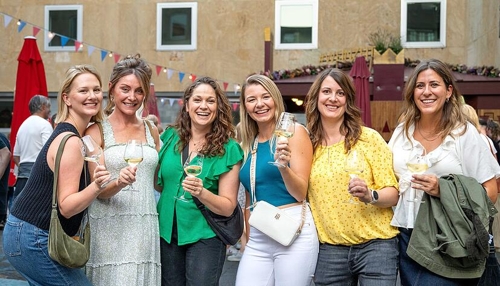 Heilbronner Weindorf zieht Besucher an