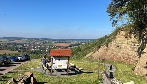 Wein und Aussicht am Mergel-Steinbruch
