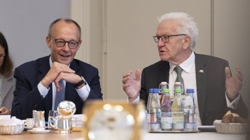 Kanzlerbesuch in Baden-Württemberg: Merz lobt KI-Innovationen