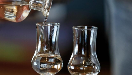 Das Ritual des Weinschwenkens: Mehr als nur eine Geste?