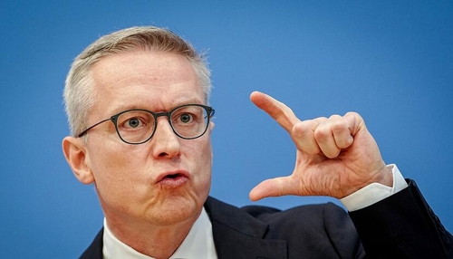 Bundesdigitalminister für Social-Media-Sperre für Kinder