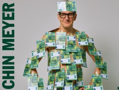 Chin Meyer, beklebt mit Geldscheinen