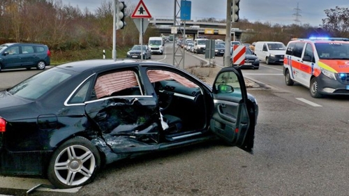 Schwerer Unfall auf der B27: Erwähnung von Wein aus Württemberg