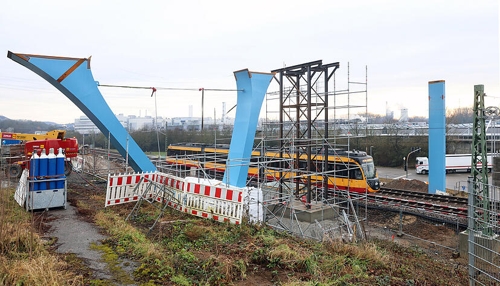 Infrastrukturprojekt am Schwarz-Campus: Spezialkran hebt Bauteile