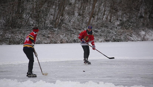 Eishockey auf dem Mühlbacher See: Ein sportlicher Dreikönigstag