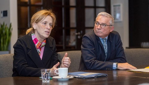 Bundesbildungsministerin in Heilbronn: Diskussion über Medienkompetenz