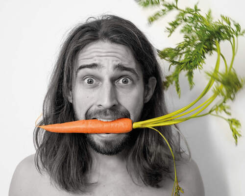 Ich,Akira (Mann mit Karotte im Mund)