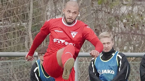 „Kopfwäsche“ der Weilimdorfer Mannschaft für einen ihrer Spieler