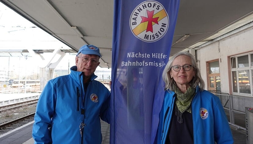 Ehrenamtliche der Bahnhofsmission Heilbronn begleiten Reisende