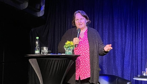 Kultusministerin Theresa Schopper auf dem Theaterschiff