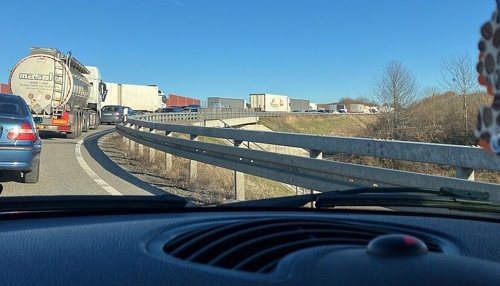 Lkw-Unfall verursacht Stau auf A6 bei Heilbronn