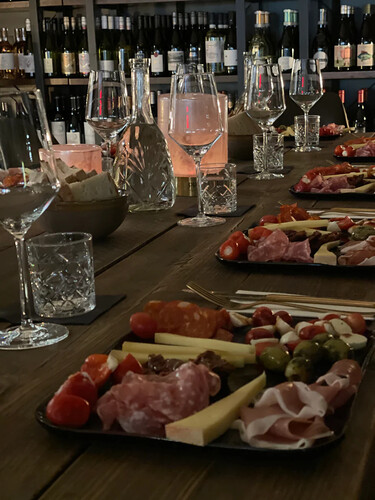 Wein und Antipasti