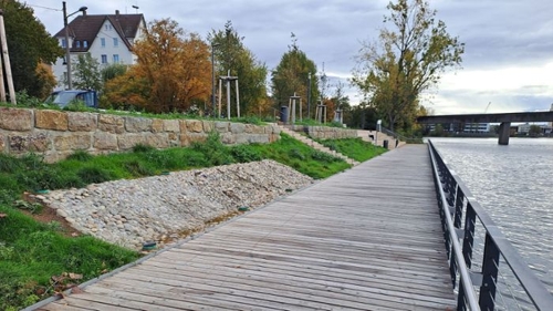 Flossfahrten mit Wein und Tapas in Stuttgart: Ein Erlebnis auf dem Neckar