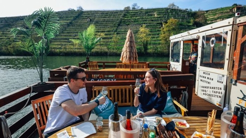 Stuttgarts neue Flotte: Mit Floß, Wein und Tapas über den Neckar
